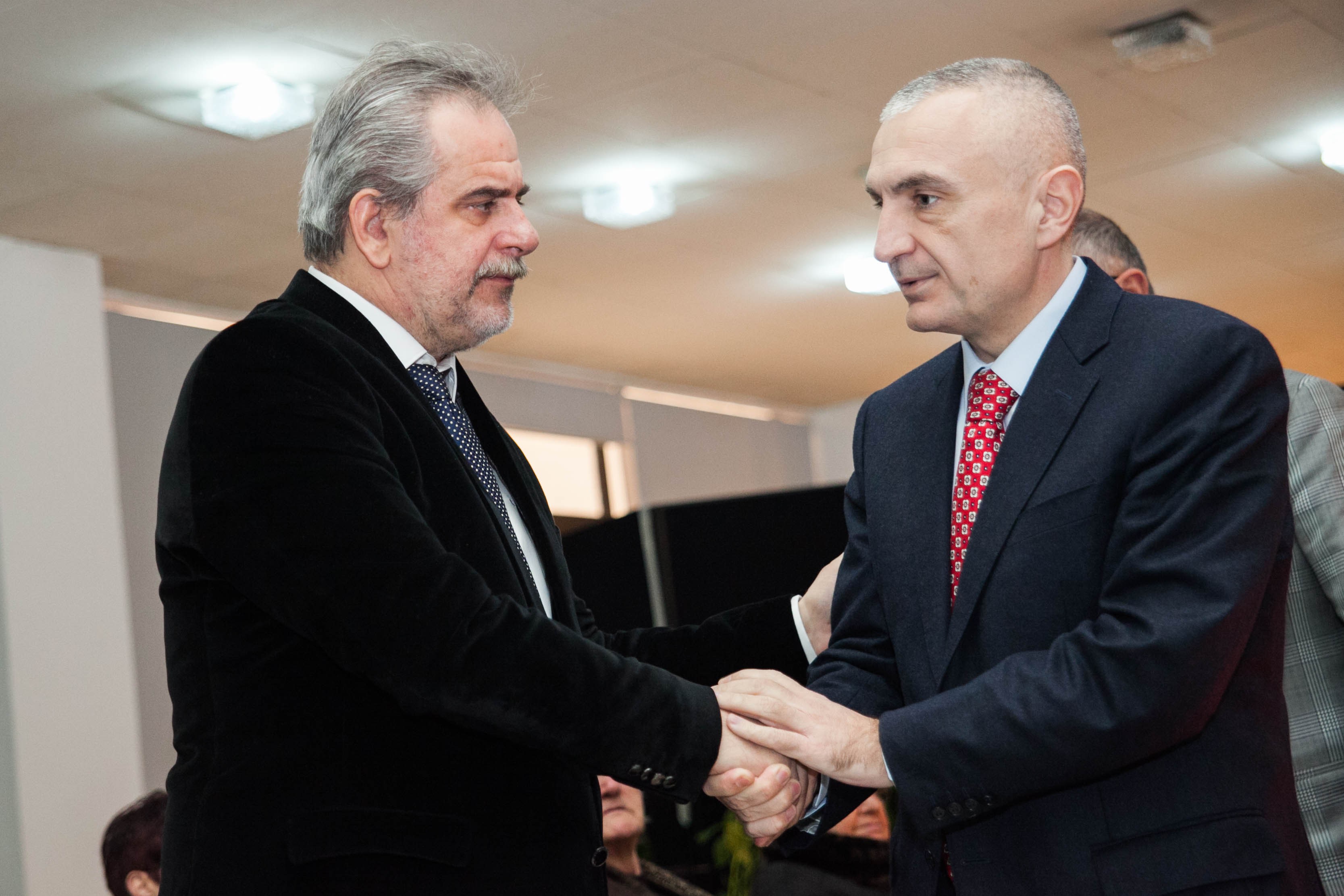 Meta nxjerr “zarin” Zheji për të thënë se Rama po i lutet dhe ‘kërkon ta blejë’, por pranon se kryeministri refuzon bashkëqeverisjen me Monikën e LSI