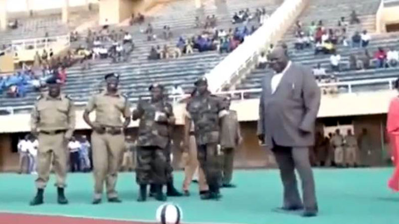 Nis topin e parë, zv/kryeministri bëhet qesharak (Video) Nis topin e parë, zv/kryeministri bëhet qesharak (Video)