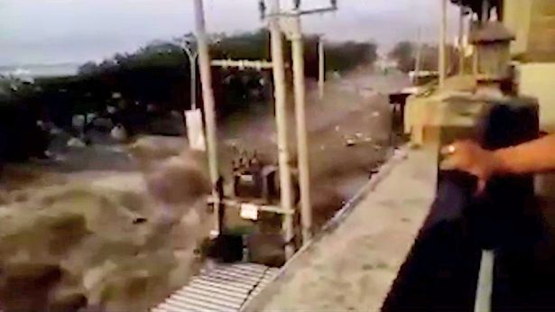 Pas tërmetit 7.5 ballë, dallga e llahtarshme e cunamit “përpin” një ishull të tërë (Video) Pas tërmetit 7.5 ballë, dallga e llahtarshme e cunamit “përpin” një ishull të tërë (Video)