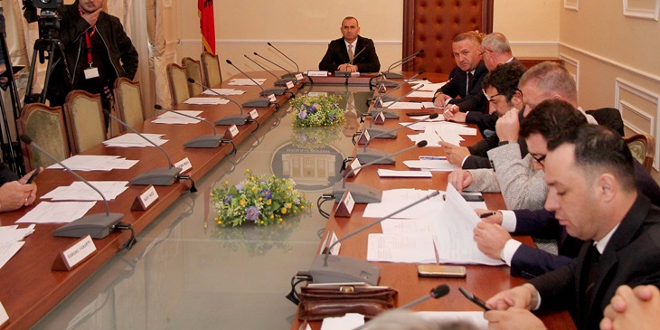 Deputeti i PS-së ironizon diplomën e kandidates, ia kthen Fino: Ik se je xham fare Deputeti i PS-së ironizon diplomën e kandidates, ia kthen Fino: Ik se je xham fare