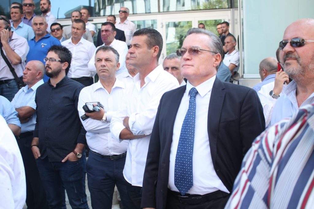 Astrit Patozi flet pas homazheve në nder të Azem Hajdarit, kritikon ashpër Bashën: Po bën gafa të rënda Astrit Patozi flet pas homazheve në nder të Azem Hajdarit, kritikon ashpër Bashën: Po bën gafa të rënda