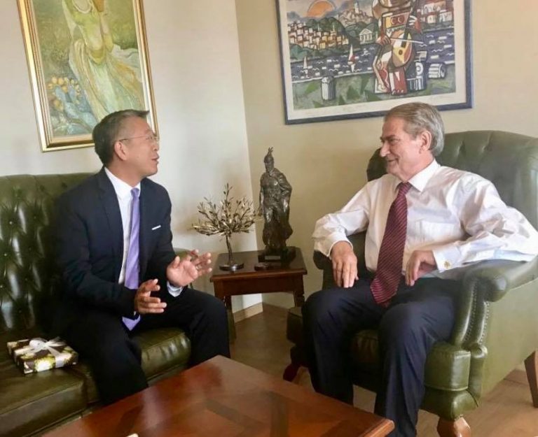 Porositë e fundit; Donald Lu i beh në zyrë, Saliut “që i djeg miza” shfaqet i zgërdhirë Porositë e fundit; Donald Lu i beh në zyrë, Saliut “që i djeg miza” shfaqet i zgërdhirë