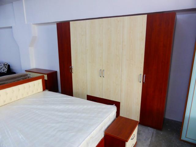 Sherr me burrin për të fshehur dashnorin, por më pas i ndodh gjëma Sherr me burrin për të fshehur dashnorin, por më pas i ndodh gjëma