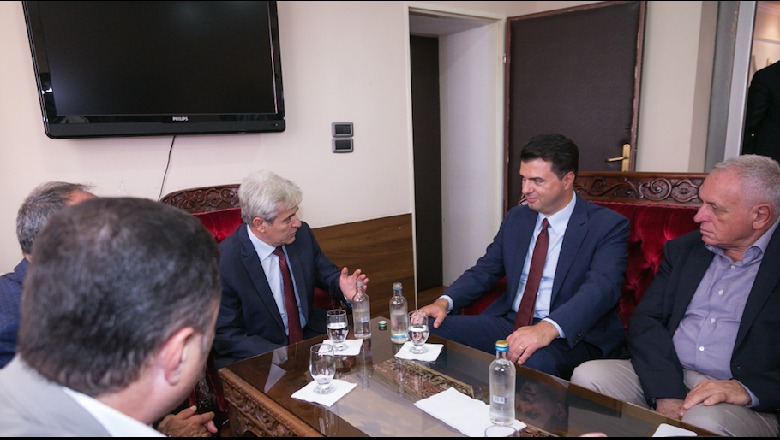 Basha u jep “mend” shqiptarëve të Maqedonisë për referendumin, në Shqipëri ngre çadra kundër zgjedhjeve Basha u jep “mend” shqiptarëve të Maqedonisë për referendumin, në Shqipëri ngre çadra kundër zgjedhjeve