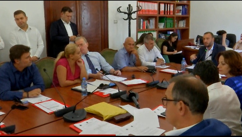 Debatet boshe: Ja ndryshimet në draftin e PS për Teatrin Kombëtar sipas sugjerimeve të BE-së Debatet boshe: Ja ndryshimet në draftin e PS për Teatrin Kombëtar sipas sugjerimeve të BE-së