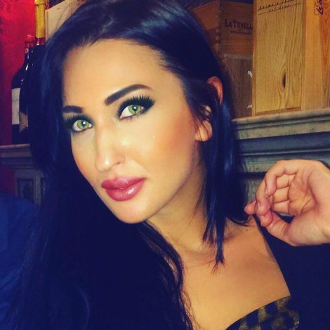 Tifozja e famshme: I dashuri futbollist më përkëdhel me udhëtime të shtrenjta (Foto) Tifozja e famshme: I dashuri futbollist më përkëdhel me udhëtime të shtrenjta (Foto)