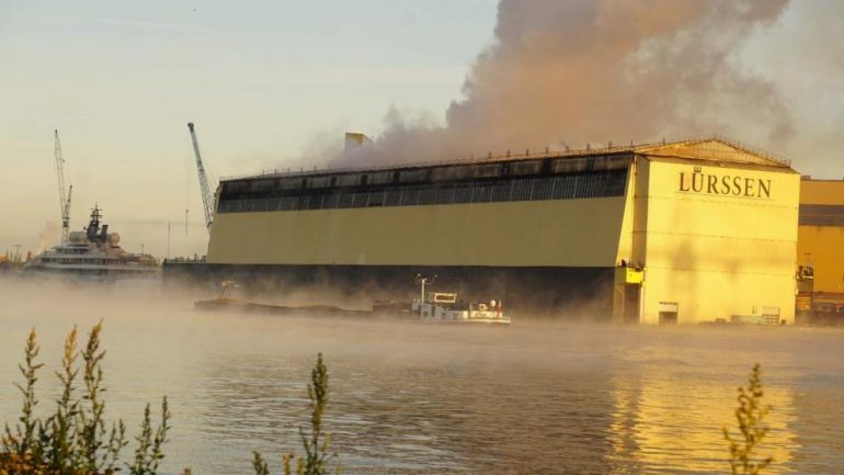 Jahti luksoz bëhet shkrumb e hi