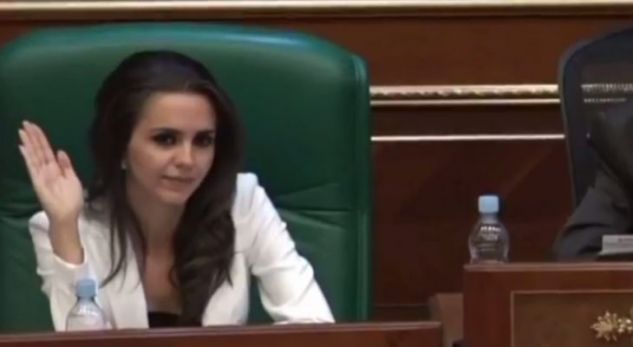 Tetë vite deputete, kush është shqiptarja që nuk u shqitet diskove por s’e shikojmë në Kuvend?! (Foto) Tetë vite deputete, kush është shqiptarja që nuk u shqitet diskove por s’e shikojmë në Kuvend?! (Foto)