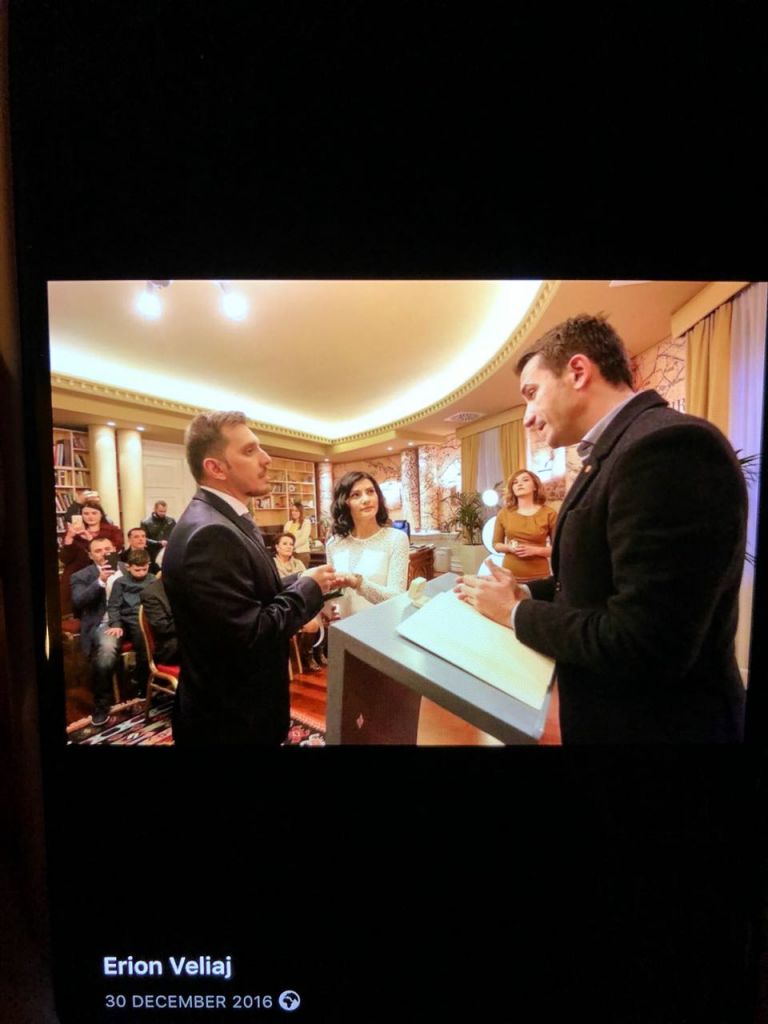 Motra e Erogen Brajoviç masakron plakun Berisha për foton me Veliajn: “Turp të të vijë, je kancer i shqiptarëve”! (Foto) Motra e Erogen Brajoviç masakron plakun Berisha për foton me Veliajn: “Turp të të vijë, je kancer i shqiptarëve”! (Foto)