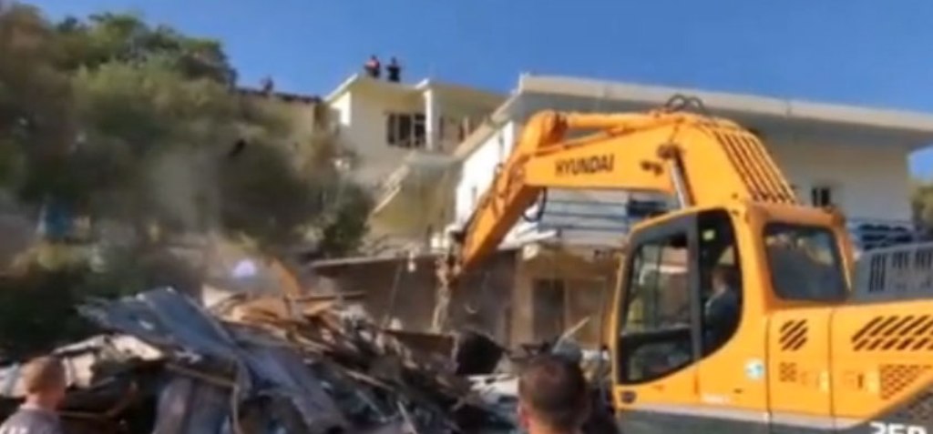 IKMT nis aksionin e prishjeve në Jalë, banorët protestojnë: I kemi dhomat ende me pushues IKMT nis aksionin e prishjeve në Jalë, banorët protestojnë: I kemi dhomat ende me pushues