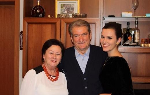 Supermbesa’ e Sali Berishës që noton në luksin e shfrenuar zbulon fotografinë kur ishte e vogël (Foto) Supermbesa’ e Sali Berishës që noton në luksin e shfrenuar zbulon fotografinë kur ishte e vogël (Foto)