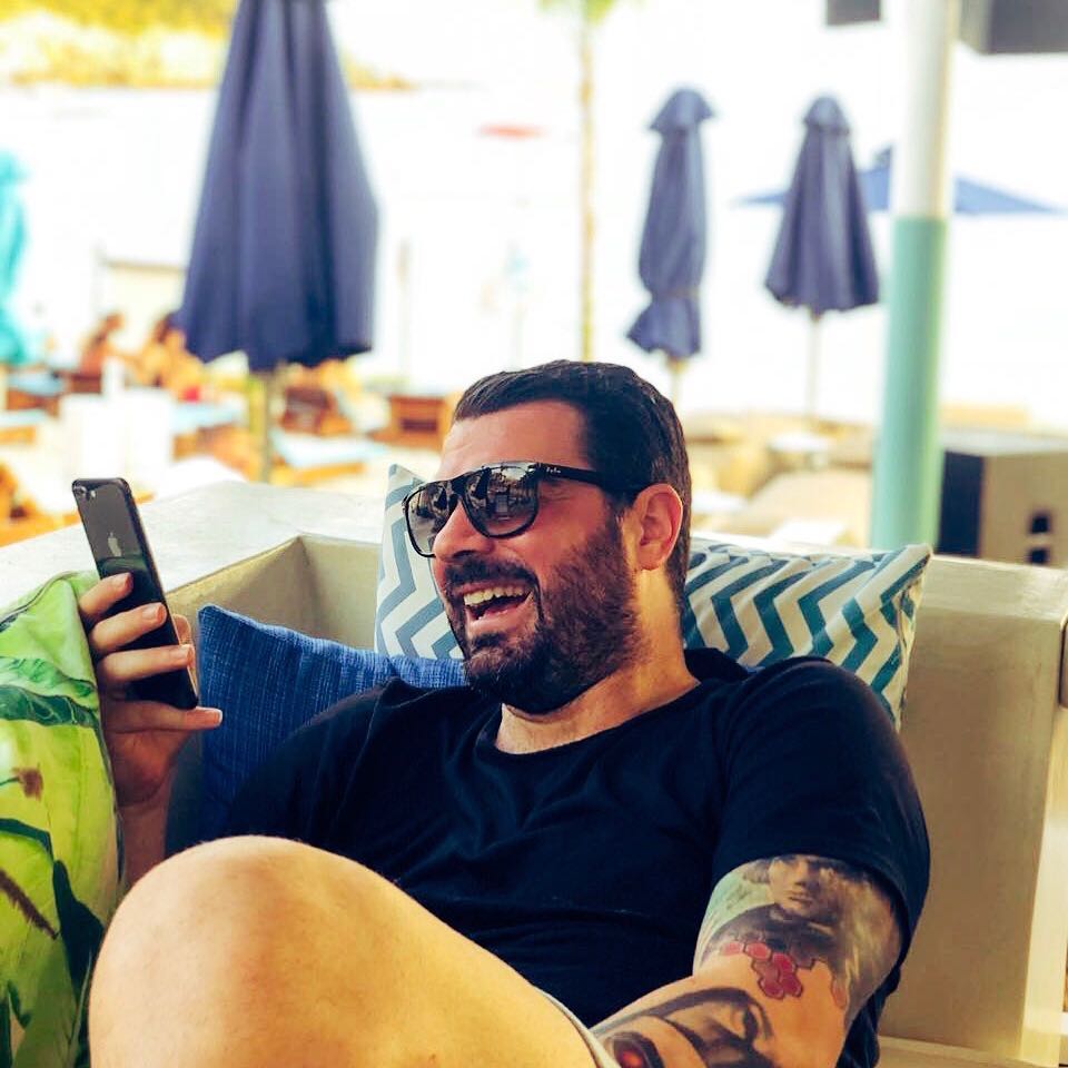 I tërboi femrat, DJ Sardi “fsheh” një motër super të njohur (Foto) I tërboi femrat, DJ Sardi “fsheh” një motër super të njohur (Foto)