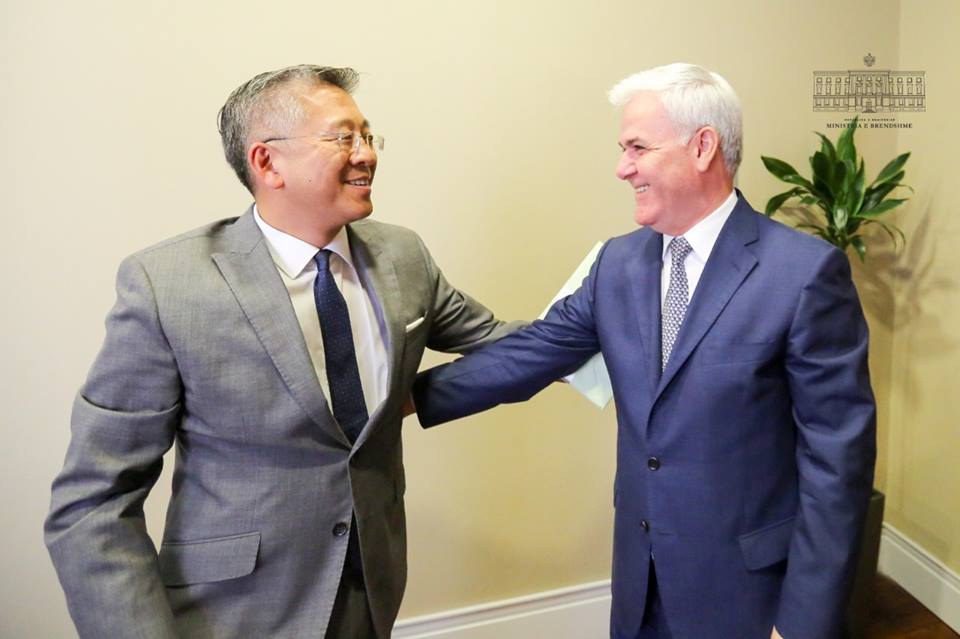 Xhafaj dhuratë për ambasadorin Lu, por çfarë u diskutuan?! Xhafaj dhuratë për ambasadorin Lu, por çfarë u diskutuan?!