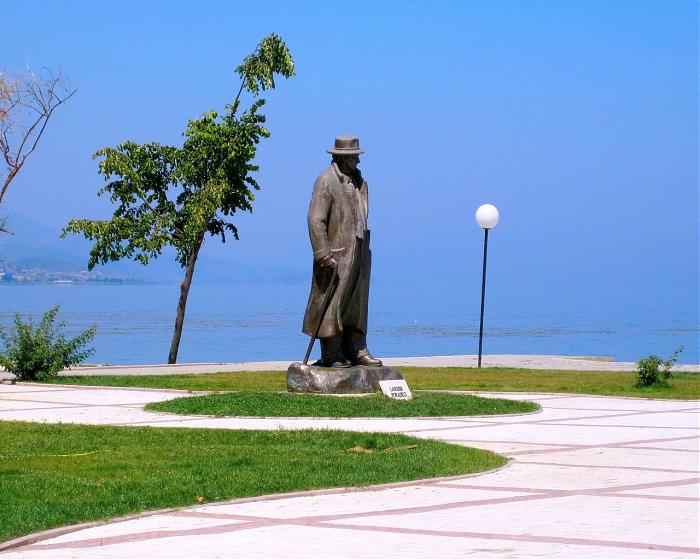 ‘Avionët me emrat e poetëve’/ Reagon vajza e Lasgush Poradecit: Le të pëllcasin llapaqenërit zoti kryeministër ‘Avionët me emrat e poetëve’/ Reagon vajza e Lasgush Poradecit: Le të pëllcasin llapaqenërit zoti kryeministër