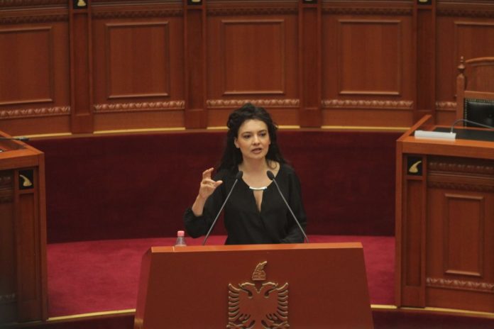 Spiropali “masakron” deputetin e video-skandalit erotik: “O pika ty që nuk ke burrëri”! Spiropali “masakron” deputetin e video-skandalit erotik: “O pika ty që nuk ke burrëri”!