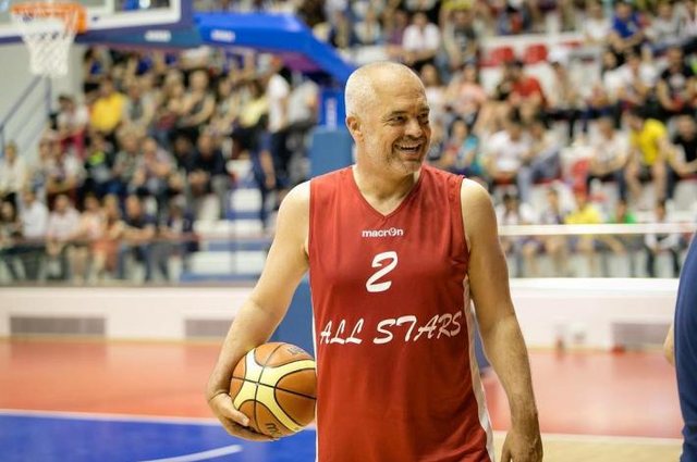 “Ti je më i miri, hajde ta provojmë bashkë”?! Ja si e sfidon Rama nxënësin! (Video) “Ti je më i miri, hajde ta provojmë bashkë”?! Ja si e sfidon Rama nxënësin! (Video)