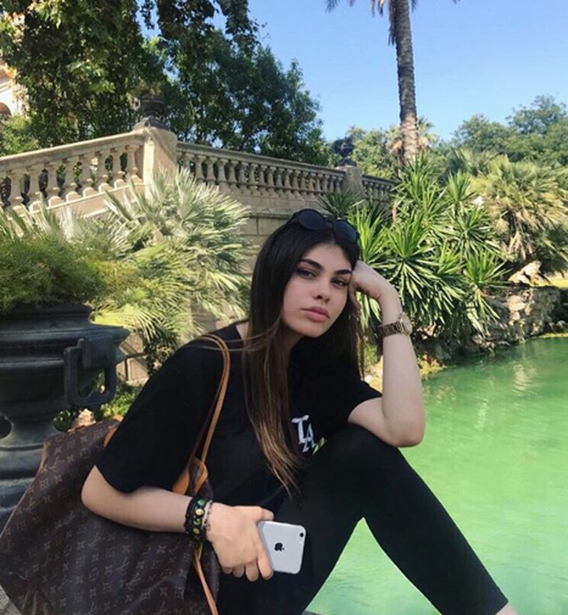 E ngacmoi në Instagram, vajza e Niko Peleshit i bën namin burrit të moshuar (Foto) E ngacmoi në Instagram, vajza e Niko Peleshit i bën namin burrit të moshuar (Foto)