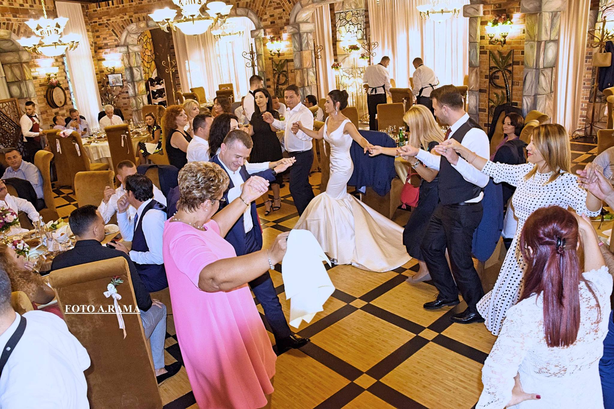 1 javë dasmë, deputeti socialist i jep fund beqarisë, kolegët shkëlqejnë në valle (Fotot) 1 javë dasmë, deputeti socialist i jep fund beqarisë, kolegët shkëlqejnë në valle (Fotot)