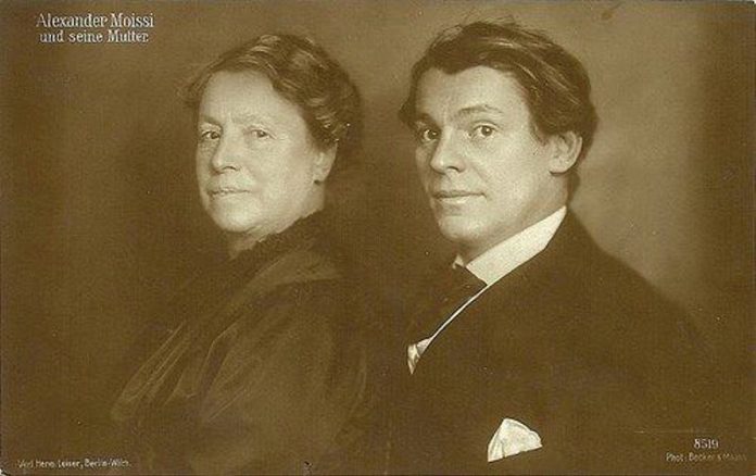 Fotografia e rrallë e aktorit shqiptar Aleksandër Moisiu, kartolinë në Gjermani Fotografia e rrallë e aktorit shqiptar Aleksandër Moisiu, kartolinë në Gjermani