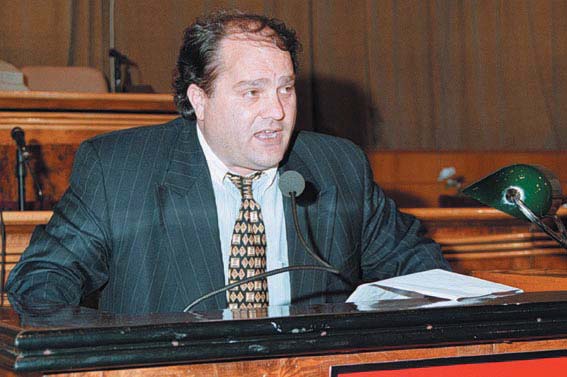 Azem Hajdari nuk është heroim im! S’bëhem qaraman dhe pabuks sa të marr shembull njeriun që rrinte me patllake në xhep Azem Hajdari nuk është heroim im! S’bëhem qaraman dhe pabuks sa të marr shembull njeriun që rrinte me patllake në xhep