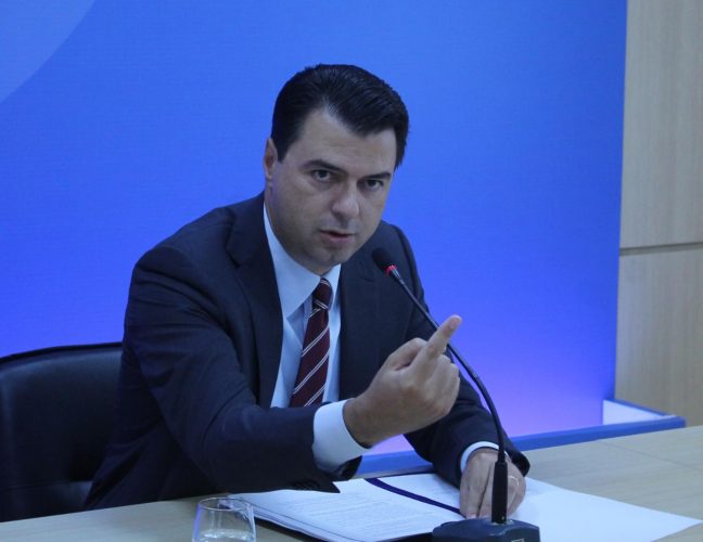 Lulit mos i luani lekët! Lulit mos i luani lekët!