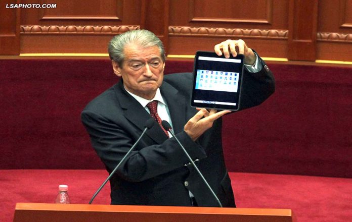 Ja si duket Lushnja e qeverisur nga “siçilistët”! Tallet “dixhitali”: Berisha poston foto nga Rusia Ja si duket Lushnja e qeverisur nga “siçilistët”! Tallet “dixhitali”: Berisha poston foto nga Rusia