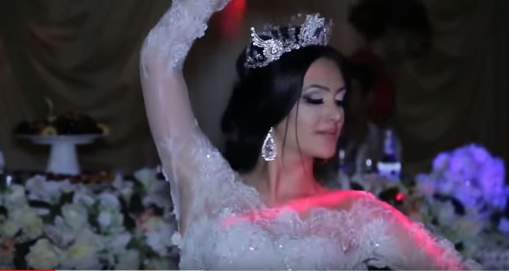 Befason nusja shqiptare! Rrëmben mikrofonin dhe ia thotë këngës në dasmën e saj (Video)