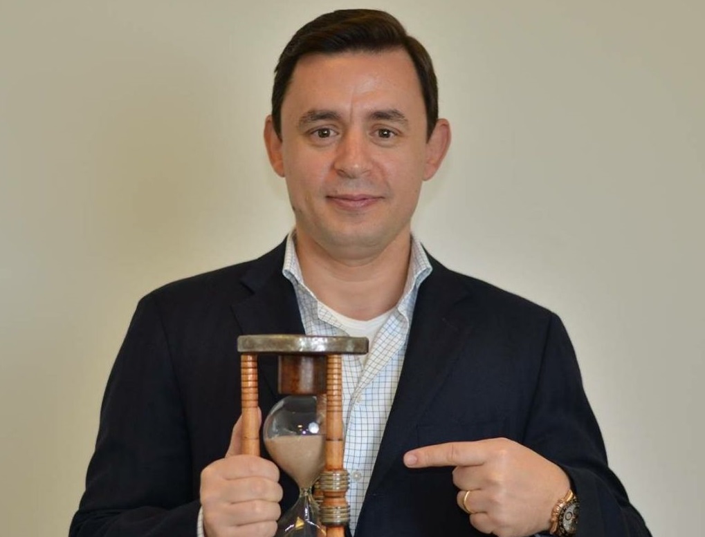 FOTO LAJM/ Edhe kur humbet familja e Lulit fiton: “Kunati” feston me shampanjë me lekët e çadrave “Rama ik” dhe fonisë së mitingjeve FOTO LAJM/ Edhe kur humbet familja e Lulit fiton: “Kunati” feston me shampanjë me lekët e çadrave “Rama ik” dhe fonisë së mitingjeve