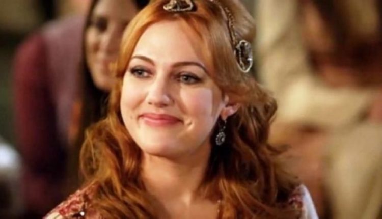 “Sulltanesha Hyrem” i ka “merak” shqiptarët, jo vetëm burrin por edhe … (Video) “Sulltanesha Hyrem” i ka “merak” shqiptarët, jo vetëm burrin por edhe … (Video)