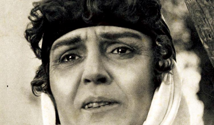 Tre dedikime për tre “Artistët e Popullit” (Foto) Tre dedikime për tre “Artistët e Popullit” (Foto)