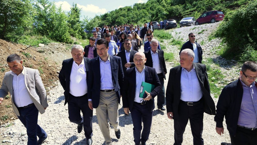 Luli që gëzon kur gënjen veten, Gjunkshi i korrupsionit dhe Dashi i drogës së Lazaratit, në udhëheqje të luftës kundër korrupsionit dhe drogës! Luli që gëzon kur gënjen veten, Gjunkshi i korrupsionit dhe Dashi i drogës së Lazaratit, në udhëheqje të luftës kundër korrupsionit dhe drogës!