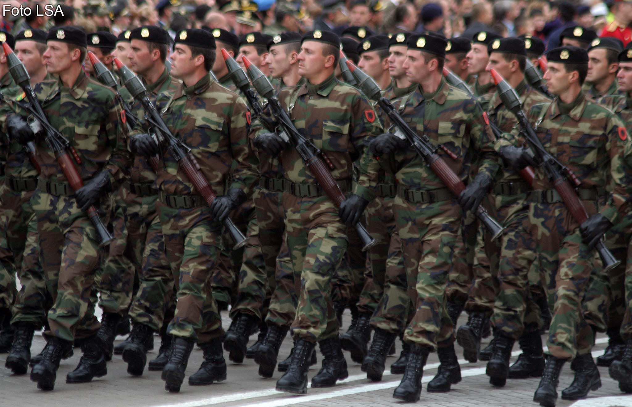 Helikopterët mbi Tiranë, Shqipëria me aleatët tregojnë forcën, nesër parada ushtarake (VIDEO) Helikopterët mbi Tiranë, Shqipëria me aleatët tregojnë forcën, nesër parada ushtarake (VIDEO)