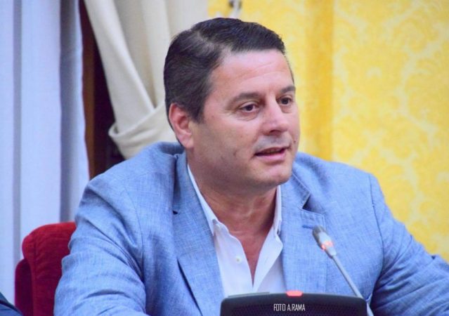 Denoncimi i oficerit, deputeti i PS: Idiotësi nga laboratorët e PD Denoncimi i oficerit, deputeti i PS: Idiotësi nga laboratorët e PD