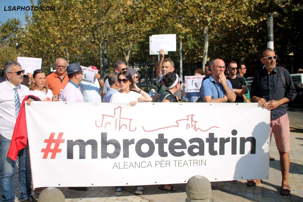 Socialistët hapin ‘garën’ e paragjykuar për shembjen e Teatrit