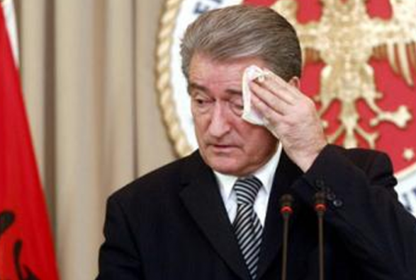 Drejtësia dhe politika që e ktheu në një bandë në duarët e saj, po fundosen bashkë në varrin që hapën