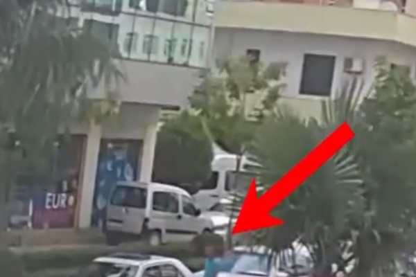 I zhdukur prej 2 muajsh: Del video e rrëmbimit të Elvis Troqes në mes të qytetit I zhdukur prej 2 muajsh: Del video e rrëmbimit të Elvis Troqes në mes të qytetit