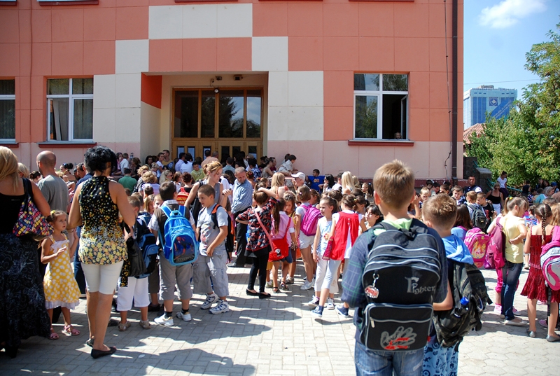 Kushtet e shkollave në rrethe: Ministrja Nikolla mësoni se i kujt është faji! Kushtet e shkollave në rrethe: Ministrja Nikolla mësoni se i kujt është faji!