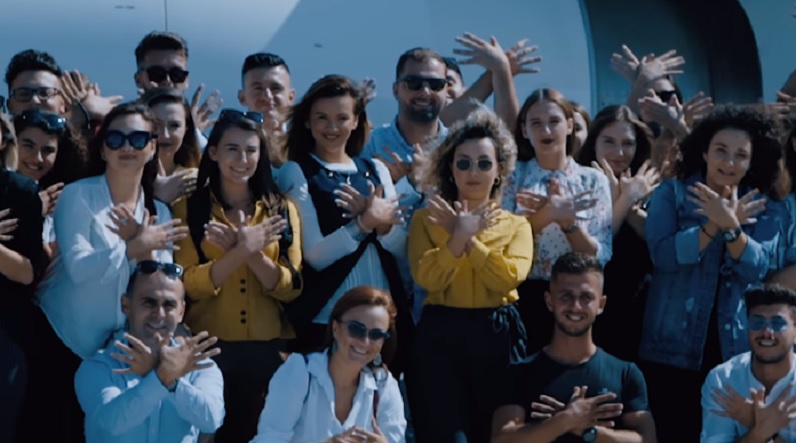 VIDEO/ Sot qiejtë tanë “kërcejnë” e flasin shqip, “Air Albania” fluturon me muzikë tradicionale shqiptare VIDEO/ Sot qiejtë tanë “kërcejnë” e flasin shqip, “Air Albania” fluturon me muzikë tradicionale shqiptare