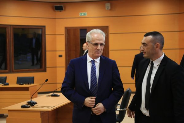 Fshehu 100 mln lekë, por gjyqtari i Ilir Metës i shpëtoi Vettingut! U korruptua apo u përdor politikisht KPK për rastin Dvorani?! Fshehu 100 mln lekë, por gjyqtari i Ilir Metës i shpëtoi Vettingut! U korruptua apo u përdor politikisht KPK për rastin Dvorani?!