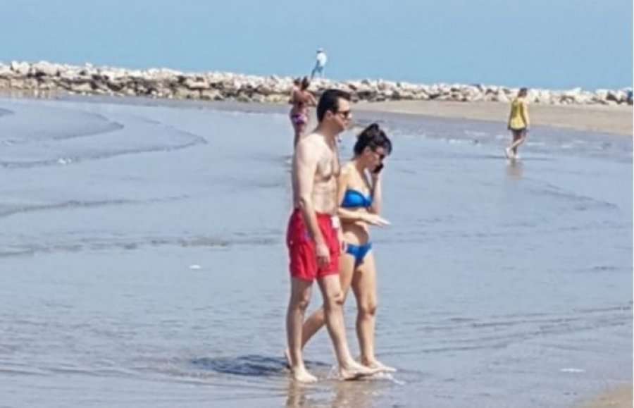 Basha ‘për kokërr të qejfit’, plazh me Aurelën te Laguna Blu Basha ‘për kokërr të qejfit’, plazh me Aurelën te Laguna Blu