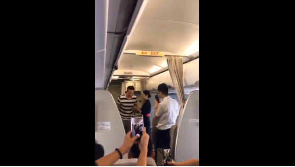 Mes dy dashurish, stjuardesës i ndodhin dy ngjarje brenda një dite teksa udhëtonte (Video)