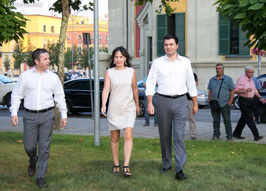 Vettingu e nxjerr të pastër Lulin me gruan milionere, vjehrrin biznesmen dhe kunatin sekser milioner vetëm nëse ja bën Monika Vettingu e nxjerr të pastër Lulin me gruan milionere, vjehrrin biznesmen dhe kunatin sekser milioner vetëm nëse ja bën Monika