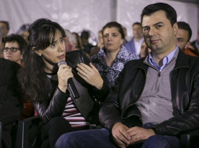 Aurela promovon Bashën… si timonier! Erion Braçe e kap në shkelje të rëndë Lulin: Vërë rrypin o rryp apo nuk je zgjuar akoma dhe ëndërron sikur ke hequr ligjin e “rrypit”! (Foto) Aurela promovon Bashën… si timonier! Erion Braçe e kap në shkelje të rëndë Lulin: Vërë rrypin o rryp apo nuk je zgjuar akoma dhe ëndërron sikur ke hequr ligjin e “rrypit”! (Foto)