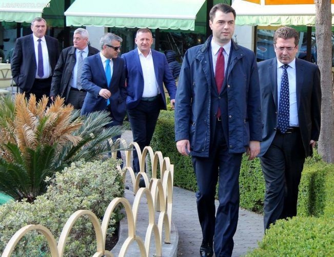 Nuk ndërtohen shtëpia me gurë skenografësh!