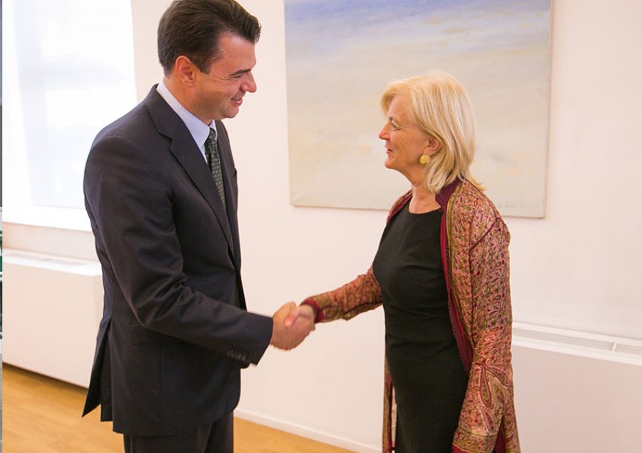 Basha i kërkon ndihmën zyrtares amerikane t’i bëj vetting politikanëve… por përpara t’i sqaroj zonjës paratë e financimit rus Basha i kërkon ndihmën zyrtares amerikane t’i bëj vetting politikanëve… por përpara t’i sqaroj zonjës paratë e financimit rus