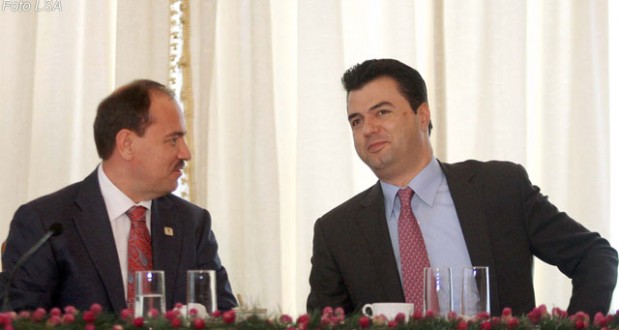 Jari, i mahnitur nga aftësia e Lulit, për ta nxjerr lekun nga guri