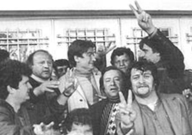 Fotot në shërbim të “Bllokut” dhe foto në mes dhjetoristëve të Saliut habitin çdo europian: Po ky çdo këtu?! Fotot në shërbim të “Bllokut” dhe foto në mes dhjetoristëve të Saliut habitin çdo europian: Po ky çdo këtu?!