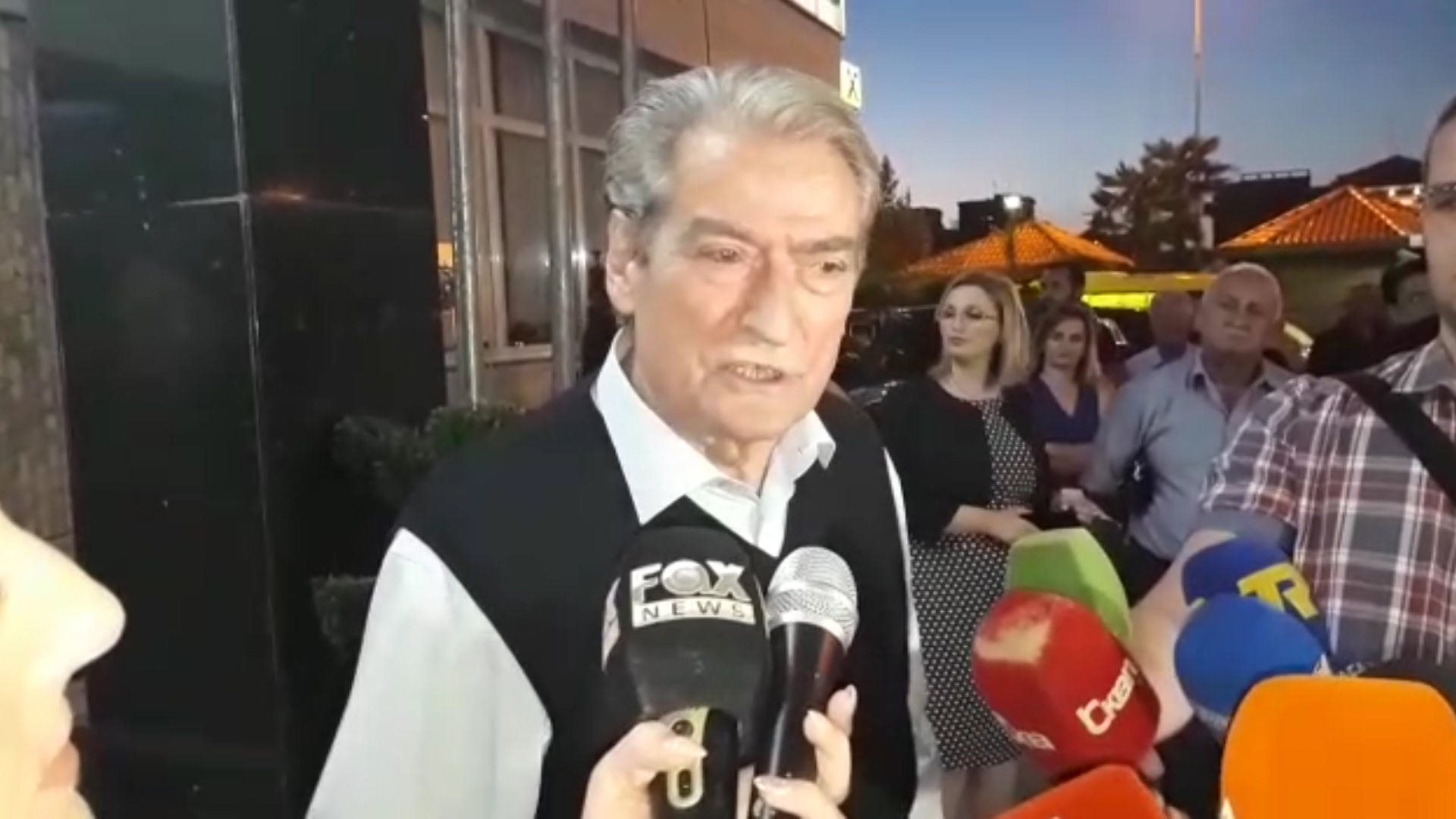 Shikoni sa i frikësuar Berisha me antiplumb duke u bërë thirrje qytetarëve: Ta rrëzojmë qeverinë edhe me çmimin e jetës (Video) Shikoni sa i frikësuar Berisha me antiplumb duke u bërë thirrje qytetarëve: Ta rrëzojmë qeverinë edhe me çmimin e jetës (Video)