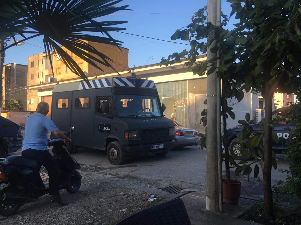 Vrasjet në Shkodër: “RENEA” sekuestron 4 makina të blinduara të familjeve Lici dhe Bajri, disa të shoqëruar (Video+Foto) Vrasjet në Shkodër: “RENEA” sekuestron 4 makina të blinduara të familjeve Lici dhe Bajri, disa të shoqëruar (Video+Foto)