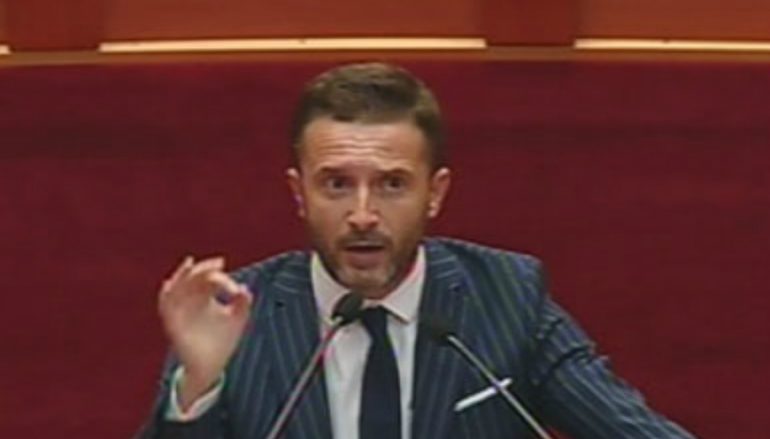 Komisioni i Ekonomisë “gozhdon” Ervin Koçin, AMF dështon me masat për sigurimet, Braçe kërkon ndërhyrjen e KLSH Komisioni i Ekonomisë “gozhdon” Ervin Koçin, AMF dështon me masat për sigurimet, Braçe kërkon ndërhyrjen e KLSH